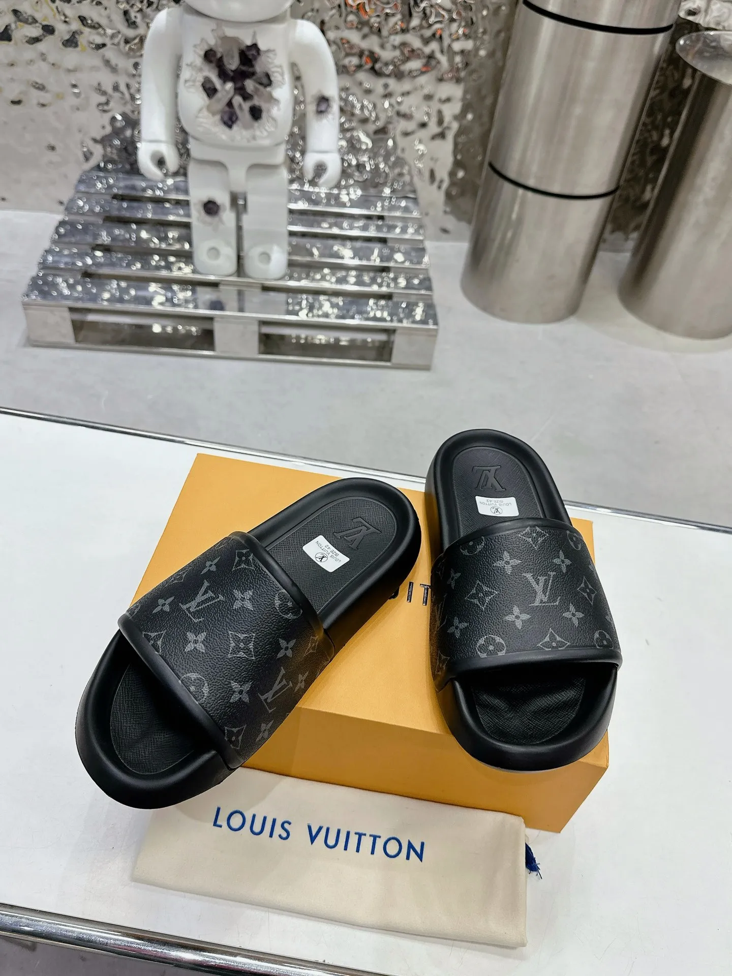 [L Home] P: 300💰 ▪️Shoe size: Women's 35-40 Men's 38-46▪️Packaging: Counter top quality~original packaging 𝟐𝟎𝟐3 New embossed slippers at Louis Vuitton counters, lv monogram embossed slippers, Waterfront sandals are back, the upper buckle is embossed with lv's iconic Monogram pattern. Made of waterproof rubber with a comfortable and resilient insole. The lightweight, flexible outsole is embossed with the Louis Vuitton logo. ▪️Fabric: Original molded rubber foam surface ▪️Technology: embossed logo ▪️Sole: Original molded rubber foam outsole ▪️Sole thickness: 3CM.